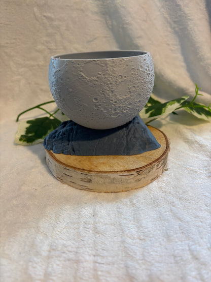 Pots et cache-pots lune dans un cratère