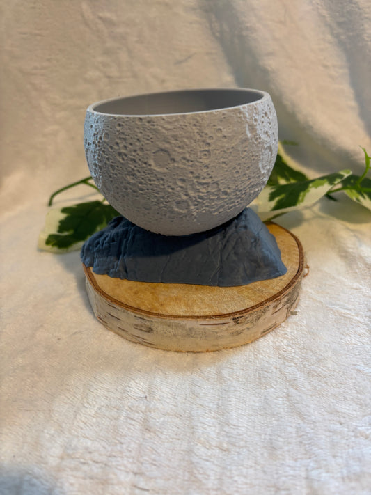 Pots et cache-pots lune dans un cratère